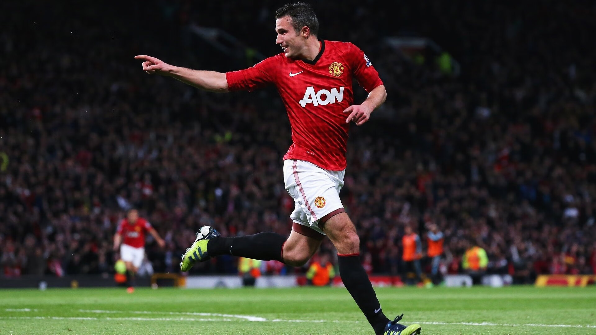 九游在线玩-斯图加特中场组织持续稳定推进，斯图加特中锋